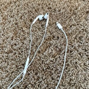 NWOT White Apple Lightning Wired Earbuds
